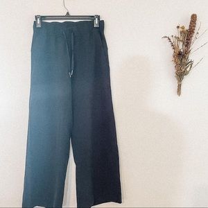 Lululemon on the fly wide leg size 4